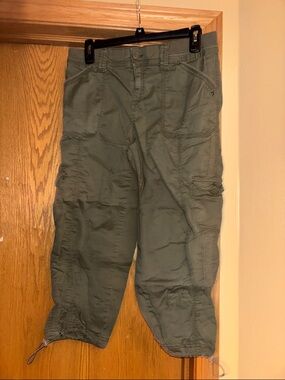 Style & Co. mid-rise cargo capri pants olive green, size 6